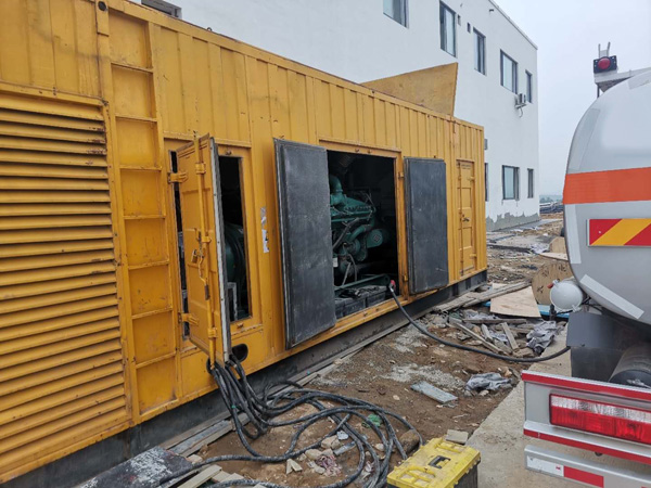 关岭如何在发电机出租合同中约定设备的维修和保养责任？