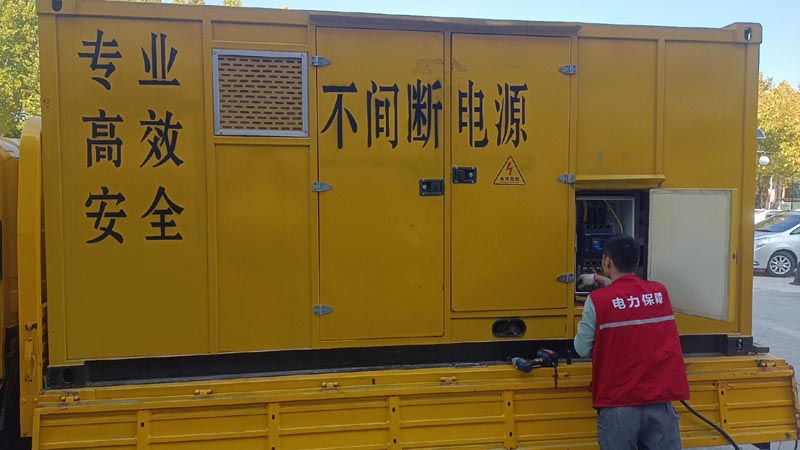 关岭柴油发电机组和UPS电源配合使用时，如何避免切换过程中的电力中断？